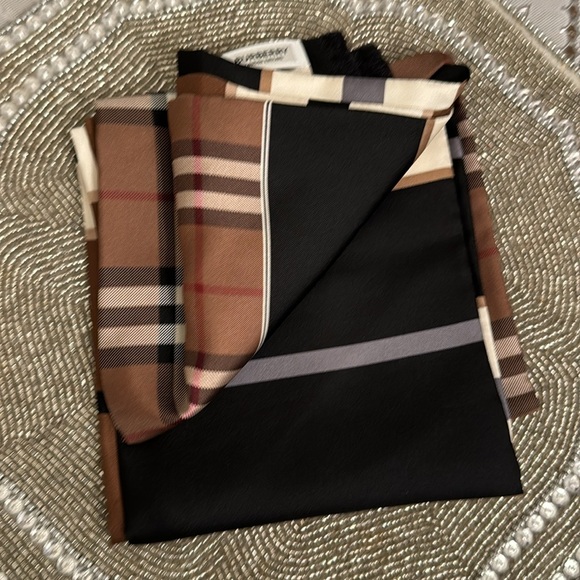 Burberry scarf for man Stylish and cozy soft and cushy Authentic Burberry Scarf. - Picture 7 of 9